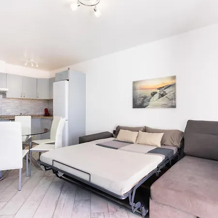 Classbnb - Bright & Spacious With Balconies Near La Pinta Apartment *