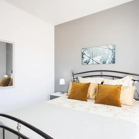 Bright & Elegant Duplex With Terrace And Pool, Just Steps From Puerto Colon 公寓 阿德耶