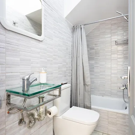 Bright & Elegant Duplex With Terrace And Pool, Just Steps From Puerto Colon 公寓 *